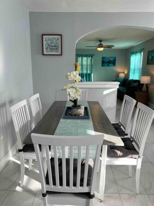 House Of Manatees-Entire House With Yard, Fire Pit, Dog Friendly Villa Crystal River Buitenkant foto