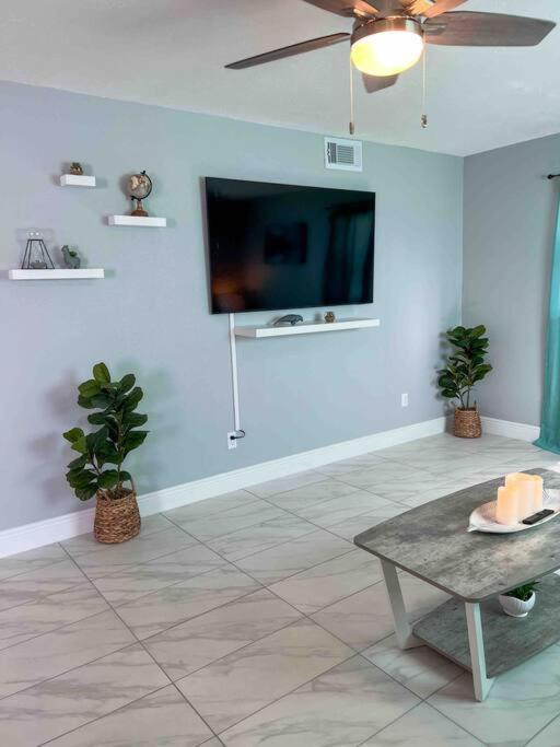 House Of Manatees-Entire House With Yard, Fire Pit, Dog Friendly Villa Crystal River Buitenkant foto