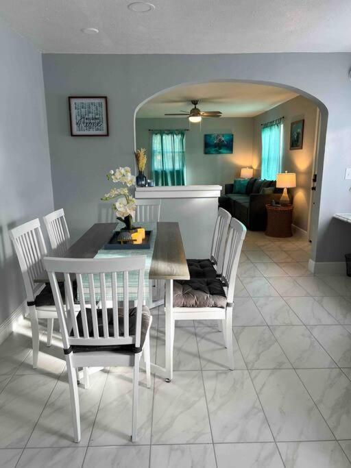 House Of Manatees-Entire House With Yard, Fire Pit, Dog Friendly Villa Crystal River Buitenkant foto